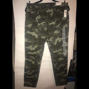 NWT Old Navy Green Camo Pixie  pant SZ 8